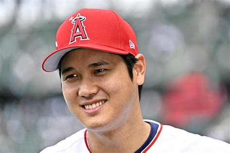 【mlb】大谷翔平、黒猫と笑顔で戯れる貴重動画がsns話題 選手会選出のア・リーグmvp受賞には「光栄なこと」 1枚目の写真・画像