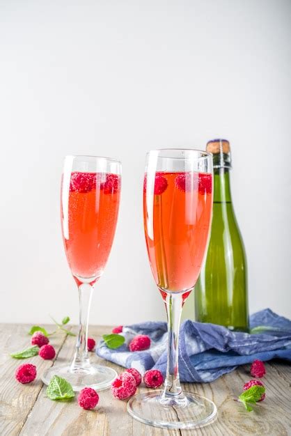 C Ctel Kir Royale Con Frambuesas Foto Premium