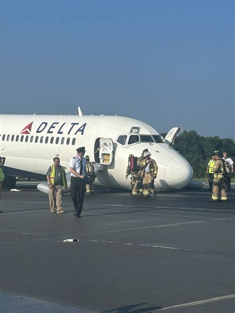 Kyletaylor On Twitter Delta Air Lines 717 Nose Gear Collapses After Landing At Charlotte