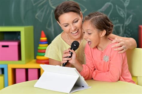 Madre E Hija Cantando Karaoke Con Micr Fono Juntas Foto Premium