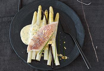 Wei Er Vanille Spargel Mit Kr Uter Sabayon Und Forellenfilets Frisch