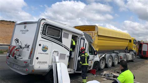 Un herido tras una colisión por alcance entre una autocaravana y un