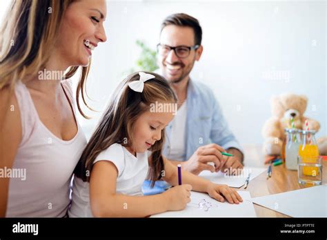 Familia Feliz Gastar Tiempo De La Diversi N En El Hogar Fotograf A De