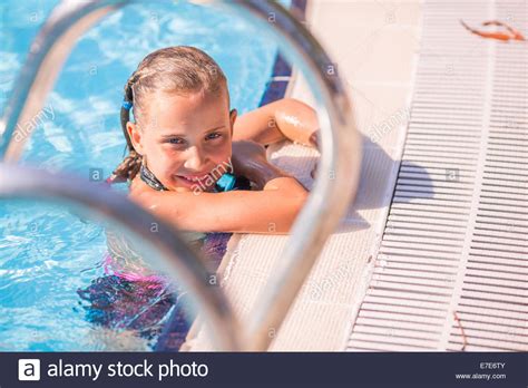 Niedliche Kleine Mädchen Im Pool Zu Schwimmen Lernen Stockfotografie Alamy