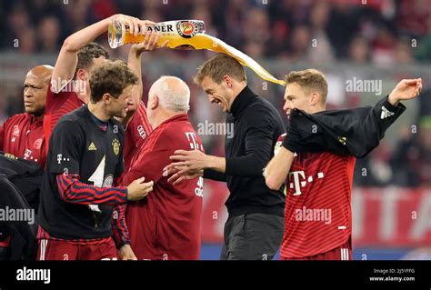 Trainer Julian Nagelsmann Von Bayern München Bierdusche Von Benjamin