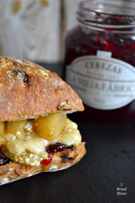 Sandwich De Cerezas Camembert Y Peras Al Oporto 2 Bread Slices