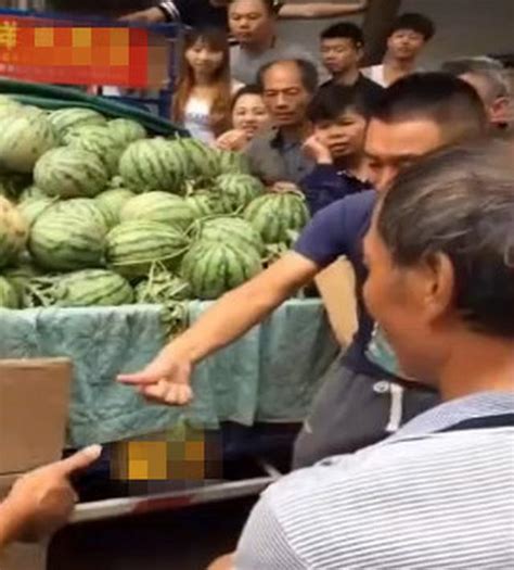 一群人圍在賣西瓜的卡車旁，以為發生爭執，走進一看發現有趣一幕 每日頭條