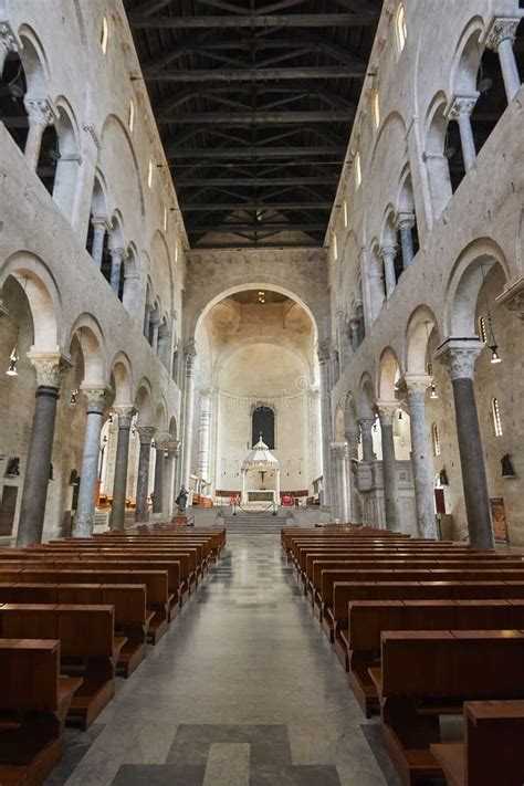 Vista Interior De La Basílica Catedral De Saint Sabin También Conocida