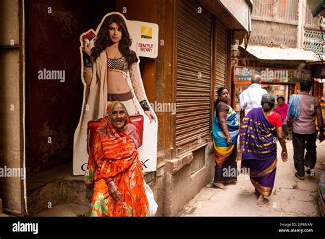 Alte Inderin Mit Saree Sitzt Unter Nikon Ladenposter Des Bikini Modells In Engen Gassen Von