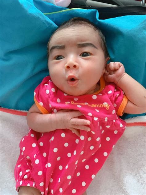 Biểu cảm hài hước của em bé hot nhất MXH hôm nay vừa ra đời đã nghe