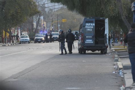 Intentos De Saqueos En Mendoza Hubo Enfrentamientos Con La Polic A