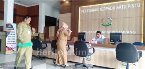 Dua Orang Pejabat Dinas Pendidikan Sampang Serahkan Data Ke Kejaksaan