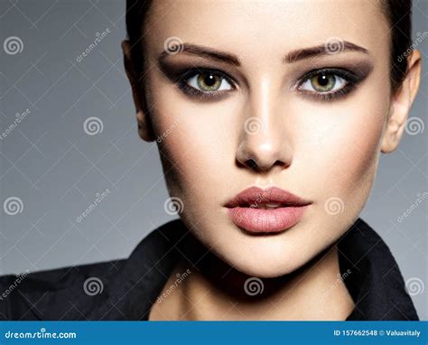 Une Femme Fait Un Beau Portrait En Mode Photo Stock Image Du