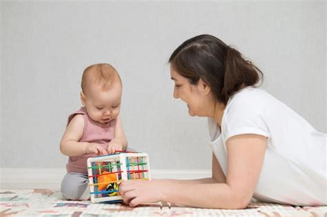 Madre Juega Juguetes Con Ni A Emocionada Y Disfruta El Fin De Semana