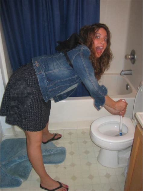 Hot Chicks Plunging Their Toilets 30 Pics