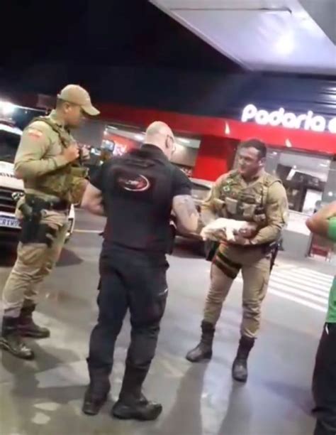 V Deo Policial Militar Salva A Vida De Um Beb Rec M Nascido Em