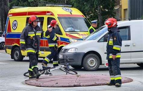 Potr Cenie Rowerzysty Na Rondzie Na Ul Sikorskiego