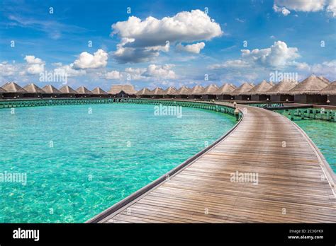 MALDIVES 24 JUIN 2018 Villas Aquatiques Bungalows Et Pont En Bois