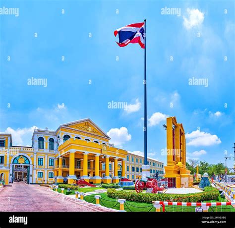 Asta De Bandera Alta Con Bandera Ondeante De Tailandia Y La Entrada