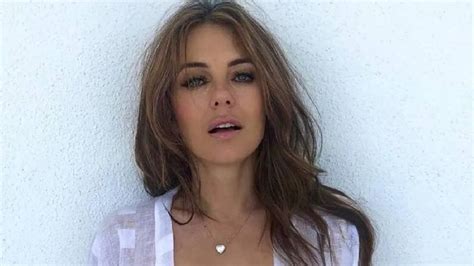 Liz Hurley Ex De Hugh Grant Deslumbra A Todos En Microbikini Y A Los