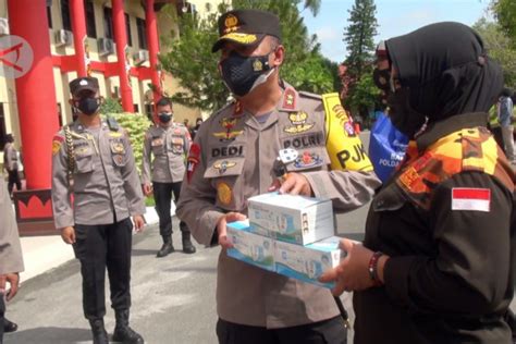 Polda Kalteng Salurkan Bansos Dan Galakkan Maskerisasi ANTARA News