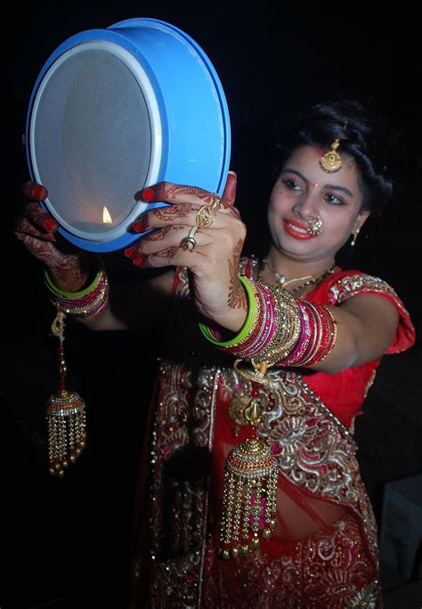 Karwa Chauth 2022करवा चौथ की रात सुहागिन महिलाएं क्यों देखती हैं ‘छलनी