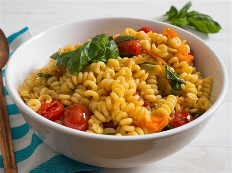 How To Make The Best Tomato Basil Pasta Salad