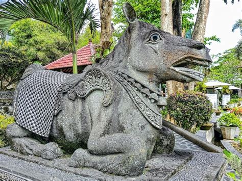 Uma estátua de um rinoceronte um telhado vermelho Foto Premium