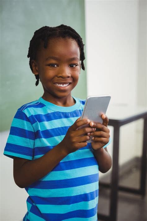 Estudante Que Usa O Telefone Celular Na Sala De Aula Imagem De Stock