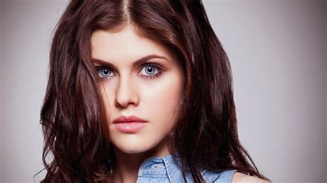 Alexandra Daddario Women Celebrity Brunette Simple Background