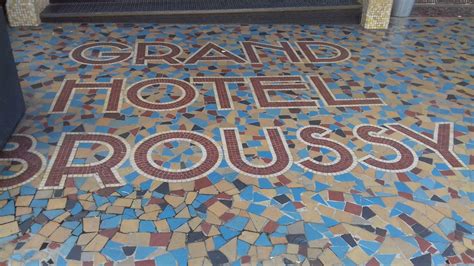 A Rodez prenez un café à la terrasse Art déco du Broussy Office de