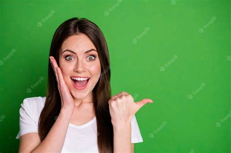 Premium Photo Photo Portrait Of Cheerful Girl Pointing Finger At