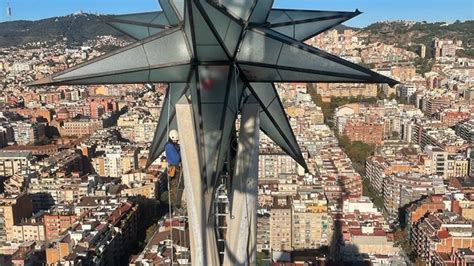 La Sagrada Familia corona la torre de María con una gran estrella luminosa