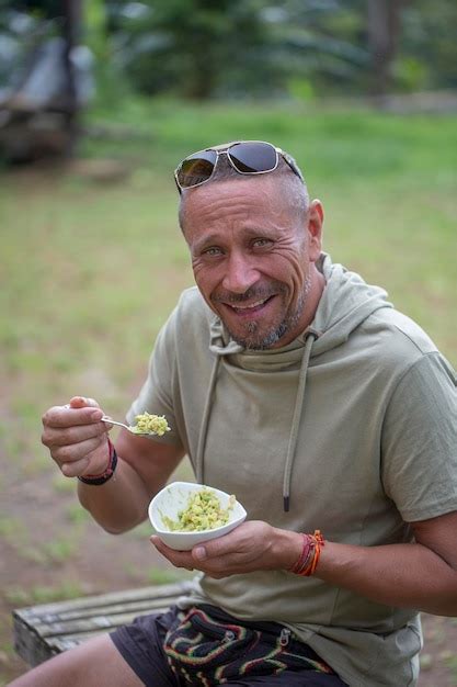 Conceito De Pessoas E Estilo De Vida Feliz Homem De Meia Idade Comendo