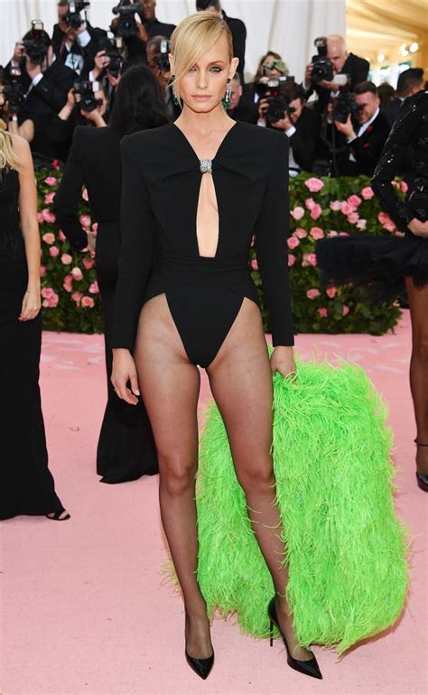 Every Unbelievable Look From The 2019 Met Gala Met Gala 2019 Fashion Amber Valletta