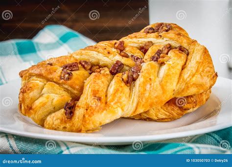 Pacana Danesa Del Arce De Los Pasteles Con Las Nueces Y El Jarabe De