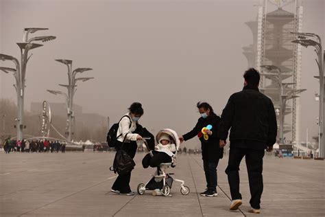 北京遭遇大风沙尘天气