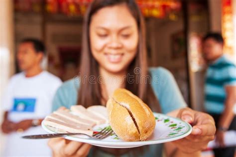 Mulheres Do Khmer Que Sorriem E Que Guardam O Prato Baguette