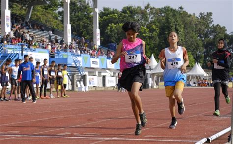 Kesia Sihotang dari SMPN 1 Pegagan Hilir Menangi 800 Meter Putri | SAC ...