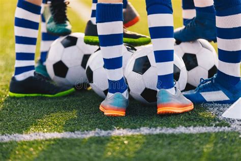 Entrenamiento Del F Tbol Piernas De Los Muchachos Jovenes Del F Tbol