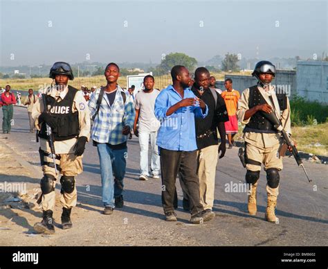 Los Miembros De Las Patrullas De La Policía Nacional De Haití En Puerto Príncipe Tras El