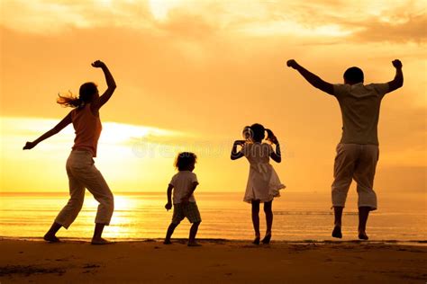 Dança Bonita Feliz Da Família Na Praia Imagem de Stock Imagem de