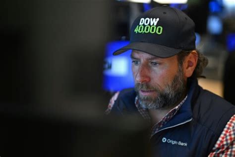 Wall Street en léger retrait reprend son souffle après des records