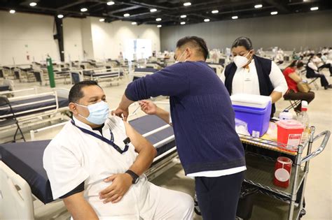 Vacunan A Personal De Salud En El Siglo XXI Desde El Balcon