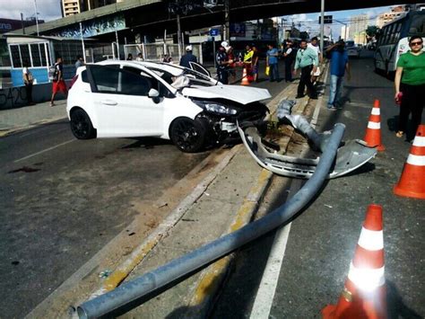 G1 Carro Bate Em Poste E Deixa Dois Mortos E Dois Feridos Em