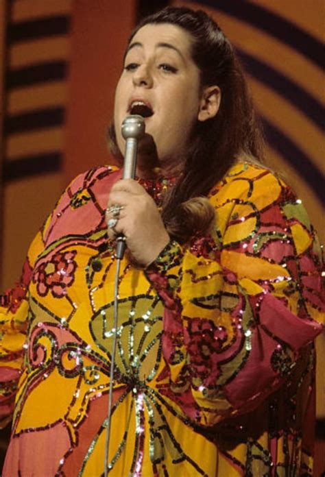 Before Adele There Was Elliot 40 Beautiful Pics Of Mama Cass In The 1960s And Early 70s