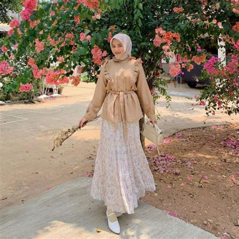 Setelan Outfit Dengan Rok Floral Beri Kesan Feminim Bagi Pem