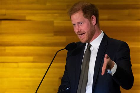 Photo Le Prince Harry parle lors du dîner organisé pile un an avant