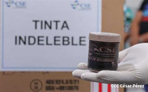 CSE Alianzas y partidos políticos constatan calidad de la tinta indeleble