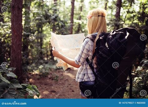 Mujer Tur Stica Del Inconformista Con El Mapa Que Camina Concepto De